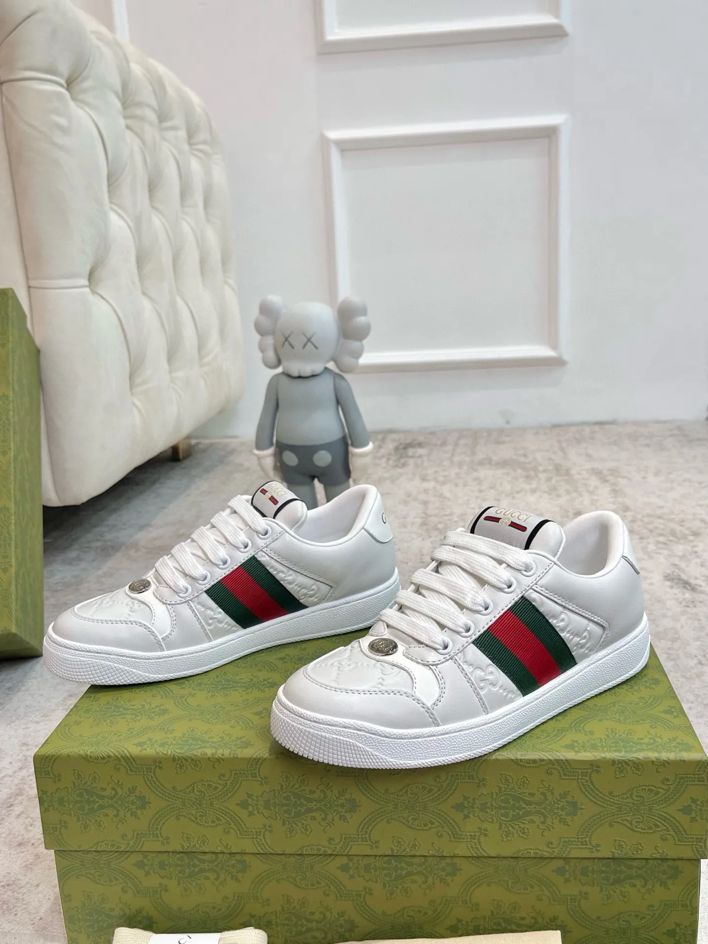 Ex-factory price: 540💰 GUCCI Gucci's newly upgraded back cover lining, top-notch old dirty shoes, classic casual sports shoes for couples, retro sneakers and old G family dirty shoes, updated at the counter simultaneously! ①The shoe upper has the same water-based edge coating process as the original version⚠️The ordinary oil edges on the market have a strong glue feel and are easy to fall off! Grade A first-layer nubuck leather (with pores)/matching computer embroidered double G cloth, high-density terry velvet lining. ② A PVC transparent small round mark sealing line is added to the details of the midsole. The mold is opened six times and the jewelry craftsmanship is used to customize the two-color double G buckle, striving to be the same as the original version. A pair of buttons is more than three times more expensive than ordinary buckles on the market. ③An old two-color washable label, the chip is placed on the outer waist of the right foot, the entire shoe is completely hollowed out with rubber technology, TUP material (rubber to distinguish the market) with the latest green packaging from the counter, 3D printed handbag, and a pair of shoelaces. There is no pressure when entering and exiting the counter. You can buy a 1:1 accurate replica of the original version and modify and upgrade it repeatedly. The details are perfectly restored, the materials are all customized, and they are truly top-notch. Please look at the details clearly to identify the quality. Upper: First-layer frosted cowhide/embroidered double G cloth. Lining: original high-density velvet lining. Foot pads: original pearlescent sheepskin. Outsole: private molded vacuum TPU material. Packaging: original top-grade full set packaging at the counter. Shoe size: women's size 35-40, men's size 39-44 (men's size 38, 45🉑️customized, non-returnable)